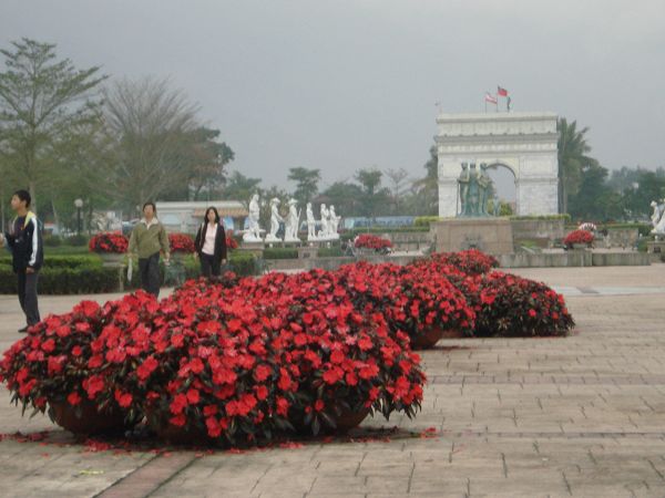 凱旋門進入，美麗廣場上的花園