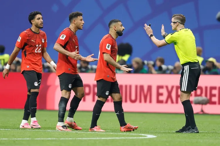 埃及不敵阿根廷後，球員與教練認為判決不公，怒斥FIFA「內定」阿根廷奪冠。美聯社.jpg