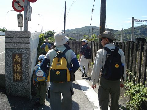 走出車站往右走便可看到一路橋&amp;quot;南強橋&amp;quot;