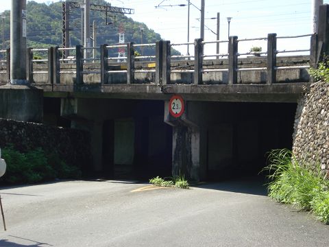 再穿越地下道~剛好上頭一班火車經過也來不及跑出去照