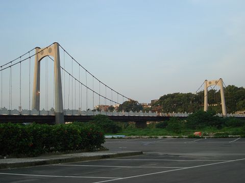 大溪橋旁的停車場拍攝的大溪橋全景